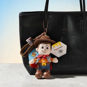 Colgante de peluche de Woody de Toy Story 5, llavero de peluche suave, pequeño dije para bolso de muñeca, figura coleccionable de Pixar, regalo de graduación imagen 7