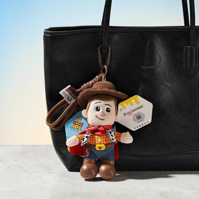 Colgante de peluche de Woody de Toy Story 5, llavero de peluche suave, pequeño dije para bolso de muñeca, figura coleccionable de Pixar, regalo de graduación imagen 7