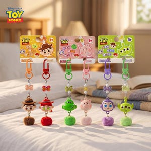 Puede incluir: Seis llaveros de personajes de Toy Story en tarjetas de presentaci&oacute;n. Cada uno incluye una cabeza de personaje de pl&aacute;stico, un peque&ntilde;o lazo, un mosquet&oacute;n de metal y un pomp&oacute;n esponjoso a juego con el color del personaje representado.
