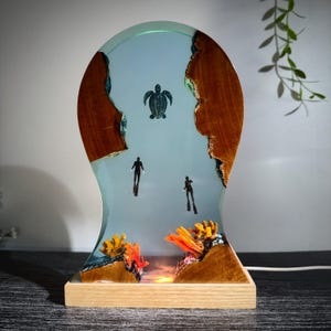 Sea Turtle Ocean Resin Lamp – Handmade Diver LED Night Light | Epoxy Wood Art Decor, Personalized Gift for Dad, Underwater Scene