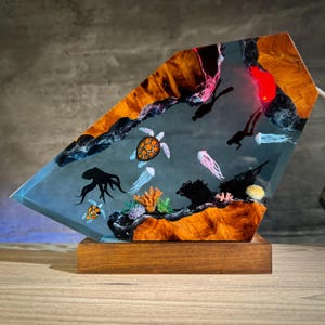 Turtle Ocean Resin Lamp – Handmade LED Light with Divers, Octopus & Shipwreck | Epoxy Underwater Scene, Customizable Gift for Dad