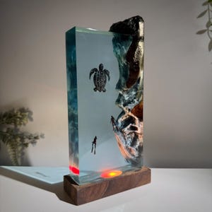 Sea Turtle Resin Lamp – Ocean Diver LED Epoxy Light | Handmade Deep Sea Decor, Personalized Gift for Dad, Vertical Night Lamp