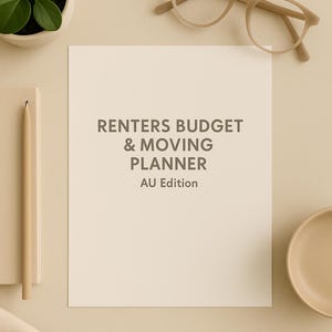 Może przedstawiać: Biała kartka papieru z nadrukowanym tekstem "Renters Budget & Moving Planner AU Edition" w kolorze brązowym na beżowym tle. Na powierzchni znajdują się okulary, doniczka z rośliną, notes i miska.