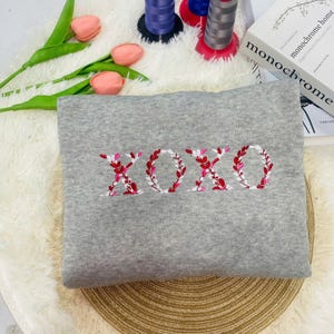Moletom bordado personalizado XOXO, moletom bordado floral para o dia dos namorados, moletom bordado para o dia dos namorados XOXO, presente de dia dos namorados