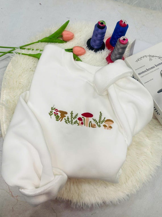 Felpa con ricamo a forma di fungo Felpa con ricamo Botany T