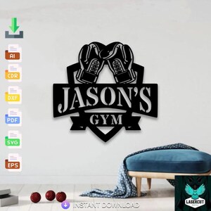 以下が含まれることがあります： 黒い金属製の壁の装飾で、ボクシンググローブと「JASON'S GYM」の文字が特徴です。デザインにはバナーとダイヤモンドの形が含まれています。ホームジムやスポーツをテーマにした空間に最適な装飾品です。