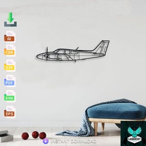 Może przedstawiać: Czarna metalowa grafika ścienna przedstawiająca samolot. Samolot to profil boczny ze szczegółowymi wycięciami okien, skrzydeł i śmigła. Grafika ścienna jest zamontowana na białej ścianie. U dołu znajduje się napis "INSTANT DOWNLOAD".