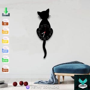 Pode incluir: Um relógio de parede preto em forma de gato com ponteiro de segundos vermelho. O relógio apresenta um design simples com os números de 1 a 12. O relógio está montado numa parede branca. A imagem também inclui um pufe azul e objetos decorativos.