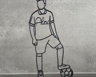 Geschenk für Fußballer mit Namen – Personalisierte Fußball Deko – Line Art Aufsteller mit Holzsockel für Kinder