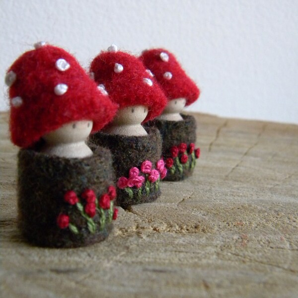 Waldorf Toadstool Tots, Toadstool peg dolls, Tree House dolls, Wee Forest Folk, Summer Nature Table, red, brown, green, pink, eco toys
