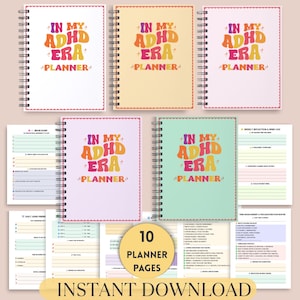 Puede incluir: Varios planificadores con espiral con el texto "IN MY ADHD ERA PLANNER" en una fuente retro. Los planificadores son de varios colores, incluyendo blanco, amarillo y verde menta. La imagen también muestra 10 páginas de planificador y las palabras "INSTANT DOWNLOAD".