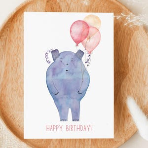 Biglietto di auguri di compleanno per bambini fatto a mano con acquerello – Creatura di mirtillo con palloncini