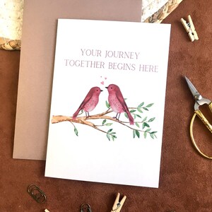 Handgemaakte minimalistische trouwkaart ‘De reis samen begint’ – Illustratie met rode vogels
