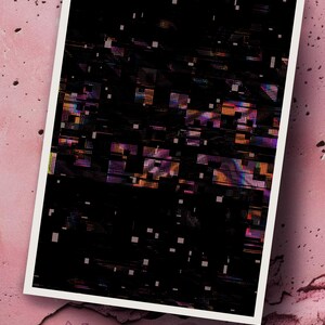 Puede incluir: Impresión artística abstracta con un diseño pixelado negro y colorido. La obra presenta una compleja disposición de cuadrados y rectángulos en tonos negros, naranjas, morados y blancos. La impresión está sobre un fondo rosa.