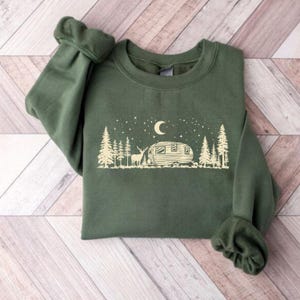 Vie de camping, conception de campeur rétro sous les étoiles, fichier de sublimation d'aventure de la nature, téléchargement numérique de nature sauvage en plein air, âme sauvage, chemise de vacances