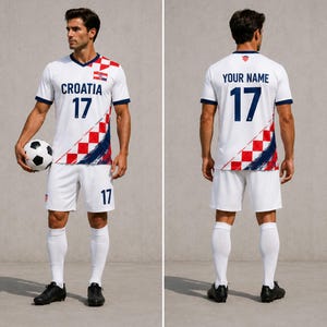 Puede incluir: Un conjunto de f&uacute;tbol blanco que incluye camiseta y pantal&oacute;n corto, con un patr&oacute;n de cuadros rojos y blancos en el hombro y el lateral, el texto CROATIA y el n&uacute;mero 17 en el frente, y YOUR NAME y el n&uacute;mero 17 en la espalda de la camiseta.