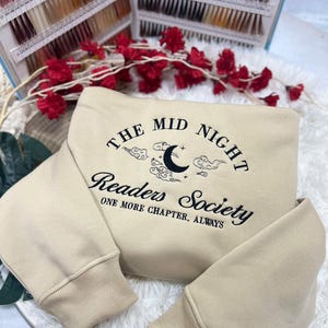 Late Night Readers Club Besticktes Sweatshirt, Buch-Liebhaber-Geschenk, Gemütlicher Lese-Crewneck, Bücherwurm Hoodie, Booktok Merch, Buchclub-Shirt