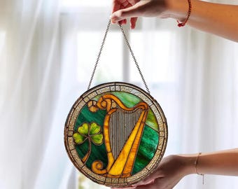 Witraż z motywem irlandzkiej harfy, dekoracja okienna z motywem muzyki celtyckiej, motyw dnia św. Patryka, wystrój wnętrz w Irlandii, dekoracja okienna w Irlandii