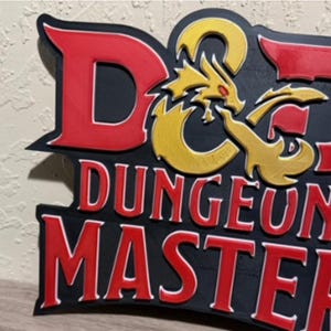 Dungeon Master Sign – D&D Wall Art – 3D Printed Nerd Decor – DM Gift – Tabletop RPG Gamer Sign – D20 Dice Room Decoration