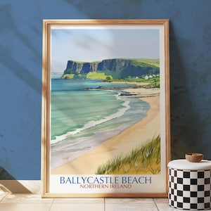 Può includere: Una stampa incorniciata di Ballycastle Beach, Irlanda del Nord. L'opera raffigura un paesaggio costiero con una spiaggia sabbiosa, acqua turchese e una scogliera verde. La stampa è in una cornice di legno e presenta il testo "BALLYCASTLE BEACH NORTHERN IRELAND".