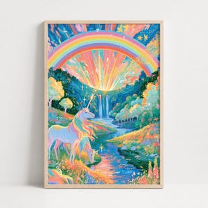 Può includere: Una stampa rettangolare verticale che mostra un paesaggio vivace con un arcobaleno sopra una cascata e un ruscello. Due unicorni con criniere multicolori si trovano in un campo di fiori vicino all'acqua, circondati da alberi e un cielo luminoso.