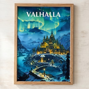 Könnte beinhalten: Ein gerahmter Kunstdruck mit einer dunkelblauen Nachtlandschaft, einer leuchtend gelben Burg, einem gewundenen Steinpfad und grünen Polarlichtern am Himmel. Das Wort VALHALLA ist in weißen Großbuchstaben in der oberen Mitte aufgedruckt.