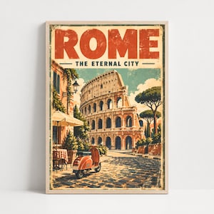 Puede incluir: Un póster de viaje de estilo vintage que muestra el Coliseo de Roma con el texto ROME THE ETERNAL CITY en la parte superior. La escena incluye un scooter rojo aparcado en una calle empedrada junto a una mesa de café con sombrilla y un edificio.