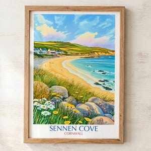 Può includere: Una stampa artistica incorniciata che raffigura un paesaggio costiero a Sennen Cove, in Cornovaglia. La scena mostra una spiaggia sabbiosa, acqua turchese, colline verdi e un gruppo di case. In primo piano, margherite bianche e fiori selvatici gialli crescono tra grandi rocce grigie. Il testo recita SENNEN COVE CORNWALL.