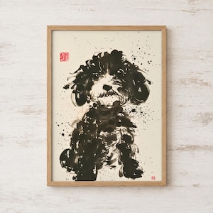 Puede incluir: Una lámina enmarcada con una pintura a tinta negra de un perro peludo sobre un fondo crema. El perro está representado con pinceladas expresivas y salpicadas. Un pequeño sello cuadrado rojo es visible en las esquinas superior e inferior.