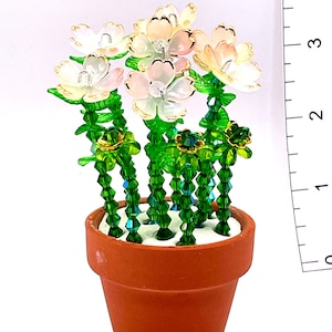 Mini terrakottakruka, 5 cm, med pärla, löv och blomsterarrangemang. (artikelnummer 115)