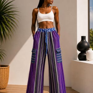 Puede incluir: Pantalones cargo de pierna ancha con un patrón de rayas verticales en tonos morado, negro y blanco. Los pantalones tienen una cintura con estampado floral azul y blanco con cordón a juego y dos bolsillos cargo laterales con solapa.