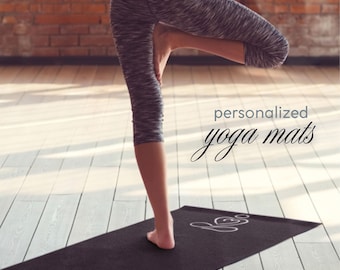 Personalisierte Yogi Pose Yogamatte | Benutzerdefinierte Namensmatte für spirituelle Praxis | Schwarz oder Weiß