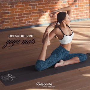Anpassad yogamatta med lotusblomma | Personlig namnmatta | Andlig gåva för yogis | Svart