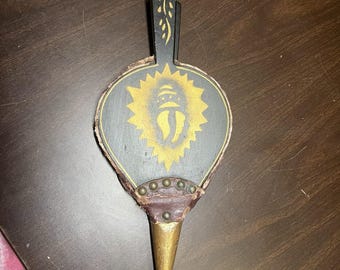 Fuelle de chimenea antiguo pintado a mano, arte popular, madera, latón, cuero, funciona tal como está