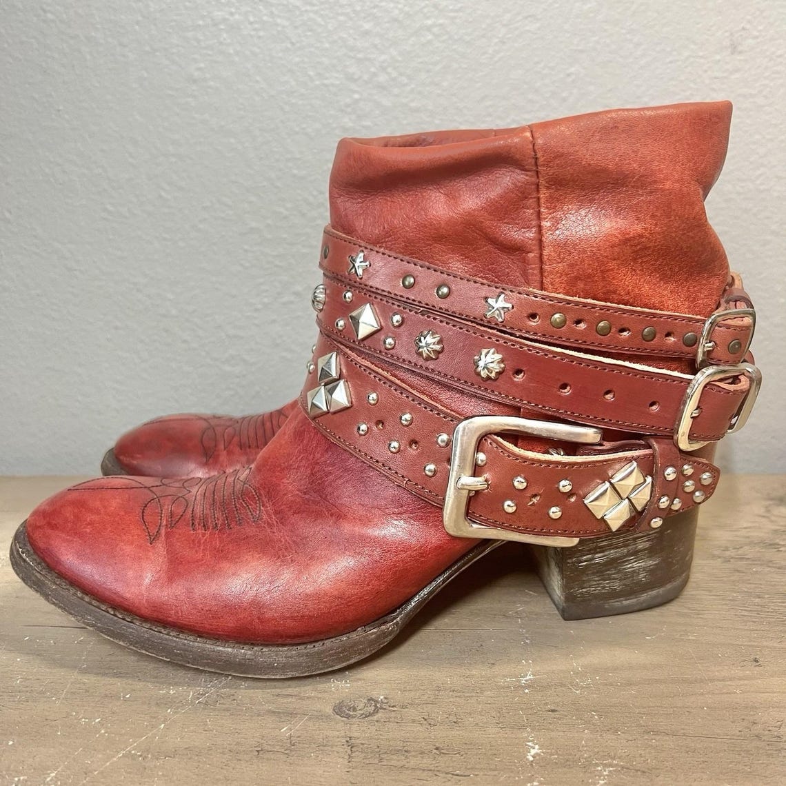 Vintage Old Gringo Womens Size 7B Red Studded Leather Ankle Boots, foto 4 di 5