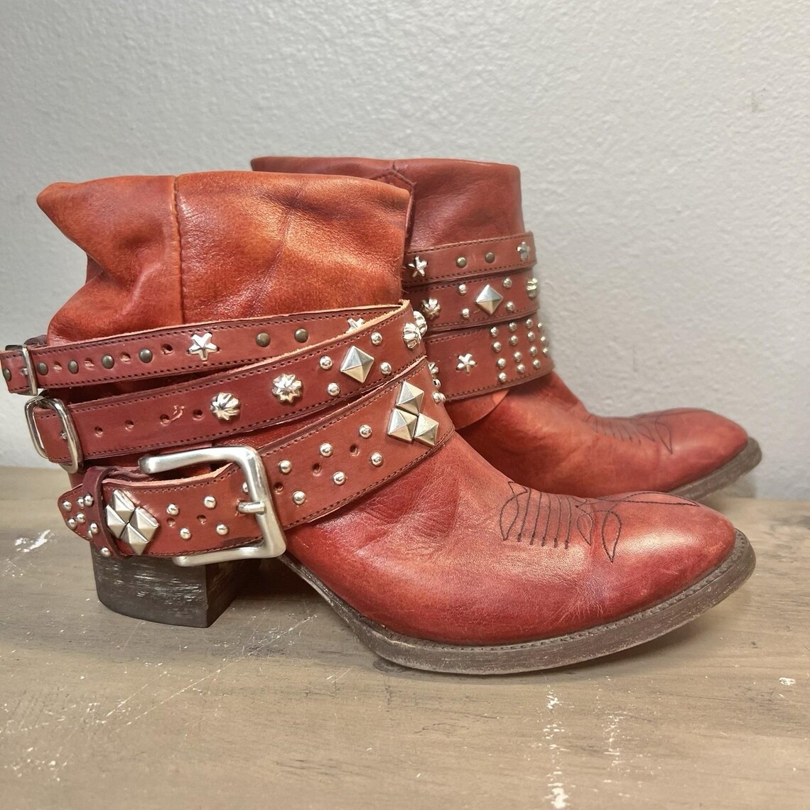 Vintage Old Gringo Womens Size 7B Red Studded Leather Ankle Boots, foto 2 di 5