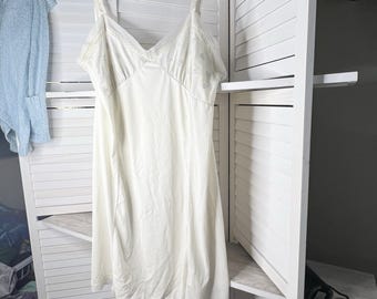 Vtg Full Slip Elfenbein bestickt Mieder Spitzenbesatz Nylon 40 Büste 38 Taille Mängel