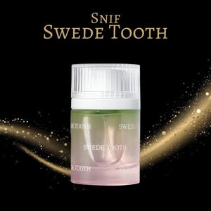 Puede incluir: Una botella cilíndrica transparente con una tapa blanca y un líquido degradado verde y rosa. El texto "SNIF SWEDE TOOTH" está impreso en la botella y encima en letras doradas. El fondo es negro con destellos dorados.