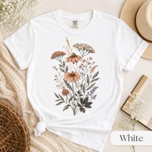 Camiseta Comfort Colors con estampado de flores prensadas, camiseta vintage botánica floral, camiseta cottagecore con estampado de flores silvestres, regalo para jardineros. imagen 5