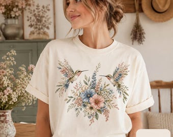 Maglietta con colibrì Comfort Colors, maglietta con uccelli floreali, t-shirt botanica in stile cottagecore, regalo per lei per gli amanti della natura