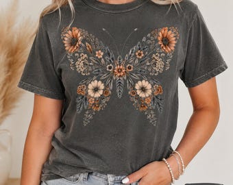 Camiseta Comfort Colors con estampado floral y mariposas, camiseta vintage con flores prensadas, camiseta botánica estilo cottagecore, regalo bohemio con flores silvestres.