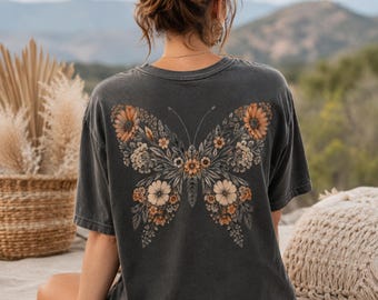 Camiseta Comfort Colors con estampado de mariposas en la espalda, camiseta floral con mariposas, camiseta Cottagecore con flores prensadas, camiseta Boho Nature.