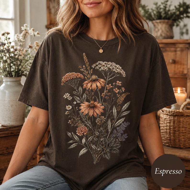 Camiseta Comfort Colors con estampado de flores prensadas, camiseta vintage botánica floral, camiseta cottagecore con estampado de flores silvestres, regalo para jardineros. imagen 2