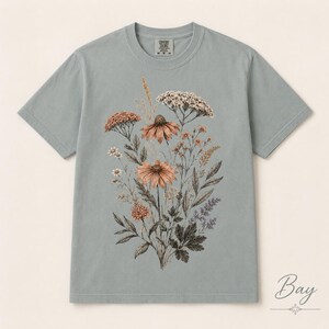 Camiseta Comfort Colors con estampado de flores prensadas, camiseta vintage botánica floral, camiseta cottagecore con estampado de flores silvestres, regalo para jardineros. imagen 10