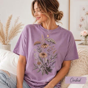 Camiseta Comfort Colors con estampado de flores prensadas, camiseta vintage botánica floral, camiseta cottagecore con estampado de flores silvestres, regalo para jardineros. imagen 8