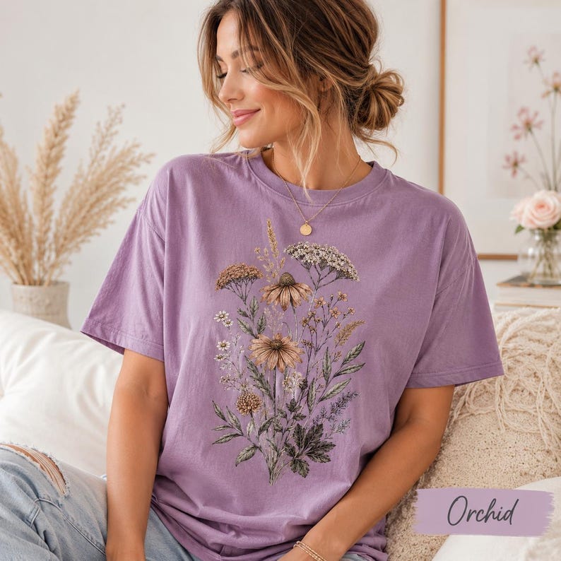 Camiseta Comfort Colors con estampado de flores prensadas, camiseta vintage botánica floral, camiseta cottagecore con estampado de flores silvestres, regalo para jardineros. imagen 8