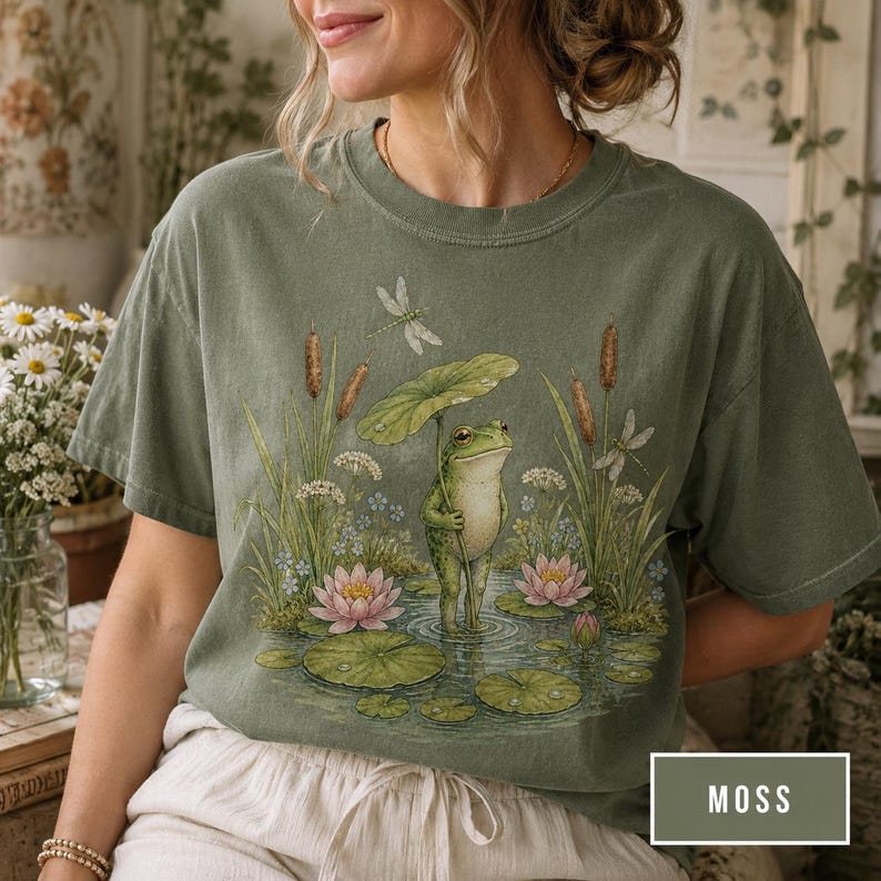 Frosch Shirt Comfort Farben 1717, Cottagecore Frosch T-Shirt, Süßes Seerosenblatt Frosch Shirt, Fairycore Natur Ästhetik T-Shirt, Teich Tier T-Shirt Bild 2