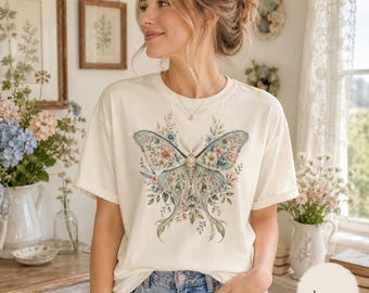 Maglietta Comfort Colors Luna Moth, maglietta Cottagecore con falena floreale, maglietta botanica con farfalla, regalo per lei per gli amanti della natura