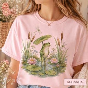 Frosch Shirt Comfort Farben 1717, Cottagecore Frosch T-Shirt, Süßes Seerosenblatt Frosch Shirt, Fairycore Natur Ästhetik T-Shirt, Teich Tier T-Shirt Bild 8