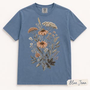 Camiseta Comfort Colors con estampado de flores prensadas, camiseta vintage botánica floral, camiseta cottagecore con estampado de flores silvestres, regalo para jardineros. imagen 6